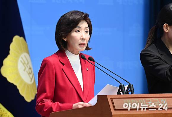 대선 출마를 선언한 나경원 국민의힘 의원이 15일 오전 서울 여의도 국회 소통관에서 공약 관련 기자회견을 하고 있다. [사진=곽영래 기자]