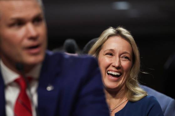 도널드 트럼프 미국 대통령의 국방장관 후보인 피트 헤그세스의 아내 제니퍼 라우셰가 지난 1월 14일(현지시간) 미국 워싱턴 국회의사당에서 열린 상원 군사위원회 인준 청문회에서 헤그세스가 증언하는 모습을 지켜보고 있다. 로이터=연합뉴스