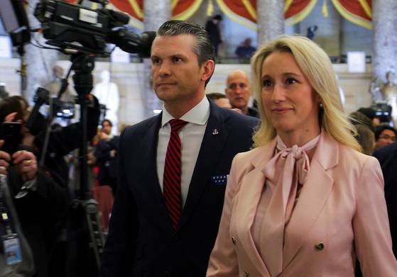 미 국방부 장관 피트 헤그세스와 그의 부인 제니퍼 라우셰가 지난 3월 4일(현지시간) 미국 워싱턴 D.C.의 미국 국회의사당에서 열린 의회 합동 회의에서 도널드 트럼프 미국 대통령의 연설에 앞서 스태추어리 홀을 걷고 있다. 로이터=연합뉴스