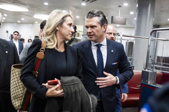 도널드 트럼프 미국 대통령이 국방장관으로 지명한 피트 헤그세스가 그의 아내 제니퍼 라우셰와 함께 지난해 12월 4일(현지시간) 미국 워싱턴 D.C.의 미국 국회의사당에서 하원 공화당 의원들과의 회의를 마치고 나오고 있다. EPA=연합뉴스