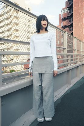 같은 소재의 치마와 바지를 매치한 ‘허그유어스킨’ 제품. [사진 각 브랜드]