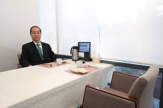 한덕수 무소속 대선후보가 지난 7일 서울 종로구의 한 식당에서 단일화 관련 회동을 위해 김문수 국민의힘 대선후보를 기다리고 있다. [뉴시스]