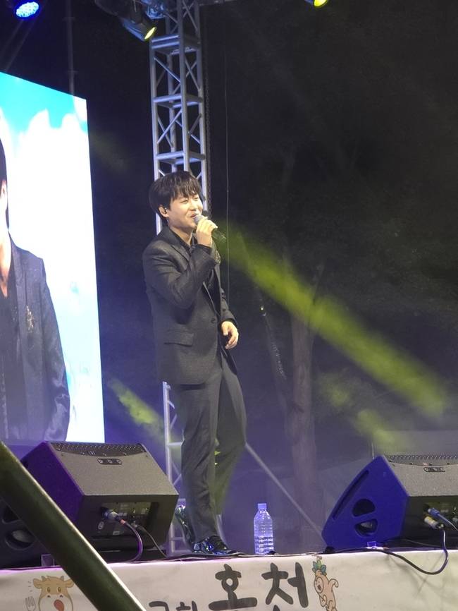 ▲ 지난해 홍천인삼한우축제에서 무대 공연을 하고 있는 민수현.