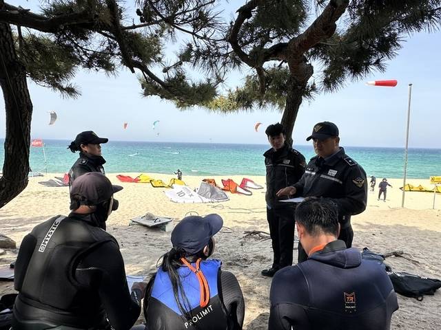 ▲ 안전캠페인 펼치는 강릉해경. 강릉해양경찰서 제공