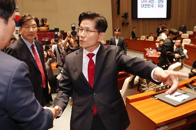 ▲의총장에서 나가는 김문수 후보[연합뉴스]