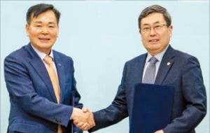 이건완 국방과학연구소(ADD) 소장(왼쪽)과 이상목 한국생산기술연구원 원장이 양해각서를 교환한 뒤 악수하고 있다.  /한국생산기술연구원 제공