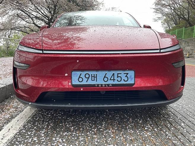 새 모델Y 앞 범퍼엔 사이버트럭처럼 전방 카메라가 추가됐다.  오토파일럿 및 스마트 차량 호출 기능을 향상할 목적이다. 이로써 모델Y엔 총 8대의 외부 카메라가 장착됐다. /백수전 기자