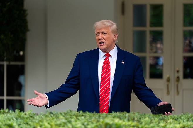 도널드 트럼프 미국 대통령이 지난 8일(현지시간) 미 백악관에서 취재진과 문답하고 있다. AP연합뉴스