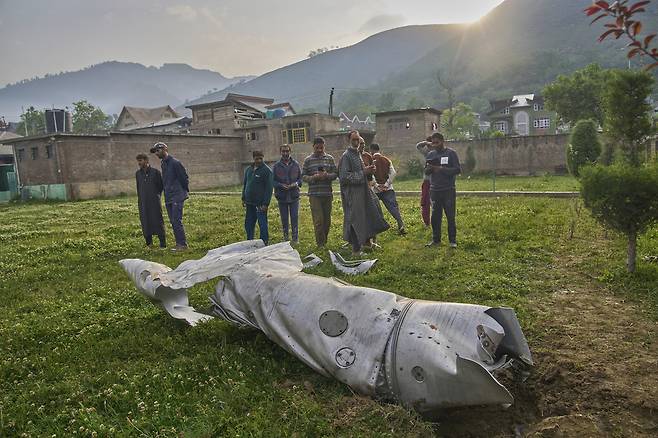 지난 7일(현지시간) 인도령 잠무 카슈미르 지역에서 파키스탄군에 의해 격추된 것으로 보이는 전투기 잔해가 흩어져 있다. AP연합뉴스