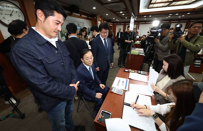 김윤덕 더불어민주당 사무총장과 배우 이관훈이 10일 경기도 과천 중앙선거관리위원회에서 이재명 대선 후보를 대신해 제21대 대통령선거 후보 등록을 하고 있다. 연합뉴스