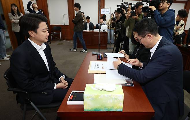 이준석 개혁신당 대선 후보가 10일 경기도 과천 중앙선거관리위원회에서 제21대 대통령선거 후보 등록을 하고 있다. 연합뉴스