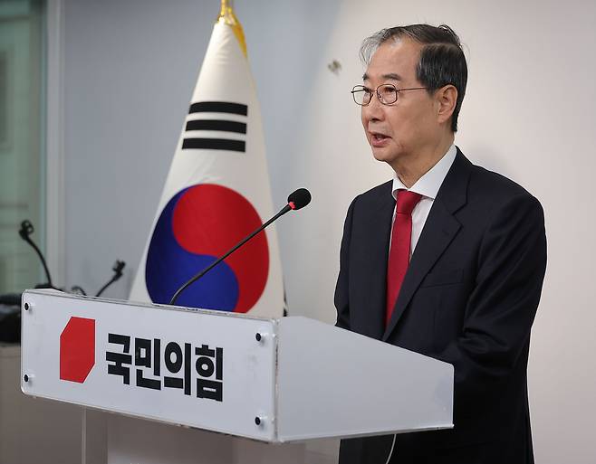 Han Duck-soo, former acting president and the conservative presidential candidate, delivers an address at the People Power Party headquarters in Yeouido, Seoul, on Saturday. Yonhap