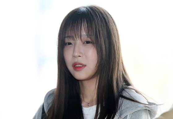 Mukbang YouTuber Tzuyang answers questions from the press in front of the Seoul Gangnam Police Precinct in southern Seoul on April 16. [YONHAP]