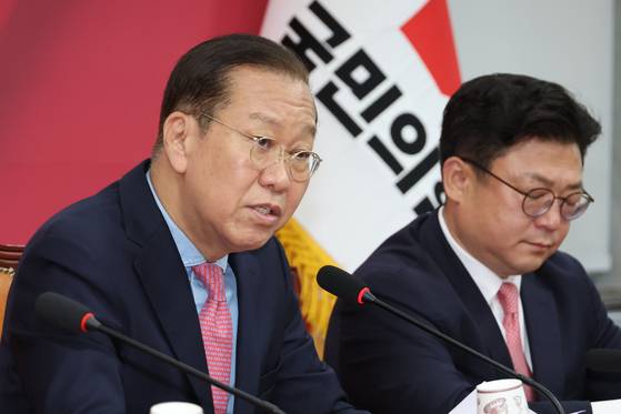 People Power Party interim leader Kwon Young-se speaks at the National Assembly in Yeouido, western Seoul, on May 10, addressing the party’s unprecedented decision to replace its presidential candidate. [YONHAP]