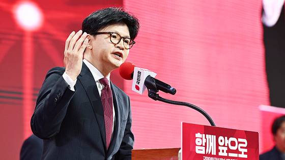Former People Power Party leader Han Dong-hoon speaks after the conservative party's nomination of former Labor Minister Kim Moon-soo as its candidate for the June 3 presidential election at the party's convention in Goyang, Gyeonggi, on May 3. [LIM HYEON-DONG]