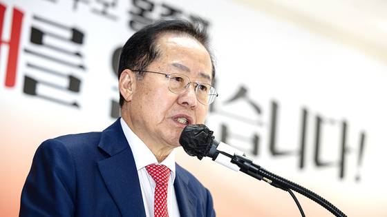 People Power Party (PPP) presidential candidate Hong Joon-pyo announces his retirement from politics following his elimination from the second round of the party's primaries at the PPP headquarters in Yeouido, western Seoul, on April 29. [YONHAP]