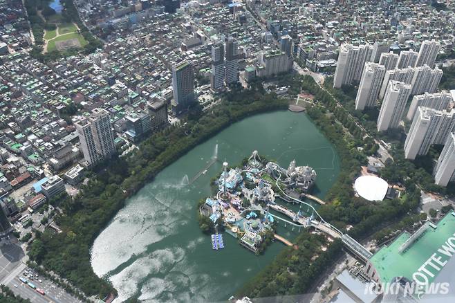 서울 송파구 롯데월드타워에서 바라본 송파구와 강남구 아파트 단지 모습. 곽경근 대기자&nbsp;&nbsp;