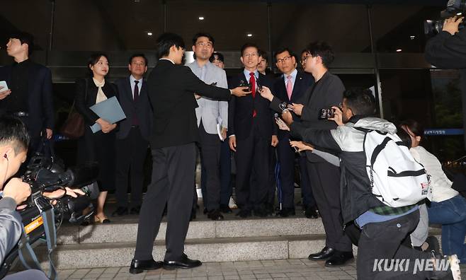 김 후보는 10일 서울남부지법에서 재판이 끝나고 기자들을 만나 “대한민국 정당 민주주의가 위기에 처했다”며 “전 세계 어느 나라에서 이런 사례가 있을 수 있냐”고 지적하면서 “세 번에 걸쳐서 선출된 대통령 후보를 공고까지 다 한 다음에 사망이나 사퇴 등 뚜렷한 하자 없이 취소한 사례가 있냐”고 되물었다.