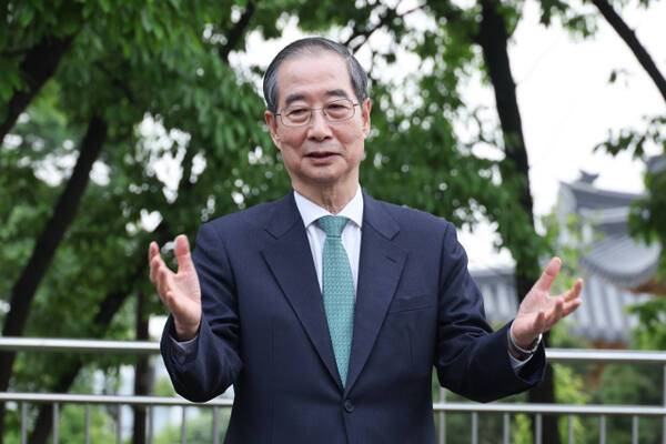 지난 8일 서울 국회 사랑재에 위치한 커피숍에서 김문후 대선 후보와 회동을 마친 후 백프리핑하는 한덕수 후보. 연합뉴스