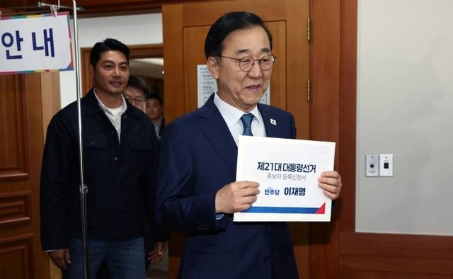 더불어민주당 김윤덕 사무총장과 배우 이관훈이 10일 경기도 과천 중앙선거관리위원회에서 이재명 대선 후보의 제21대 대통령선거 후보 등록을 위해 들어어고 있다. 연합뉴스
