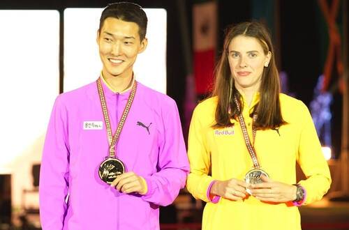 우상혁(왼쪽)이 10일(한국시간) 카타르 도하에서 열린 왓 그래비티 챌린지 남자 높이뛰기 대회에서 우승한 뒤 여자부 1위 마후치크와 기념 촬영하고 있다. 연합뉴스