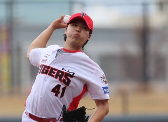 투구하는 황동하. 사진[연합뉴스]