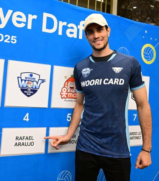 우리카드의 지명을 받은 아라우조. 사진[연합뉴스]