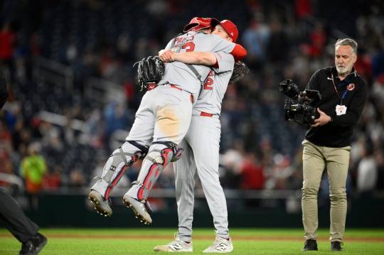 완봉승을 완성하고 포수와 포옹한 에릭 페디. 사진[AP=연합뉴스]