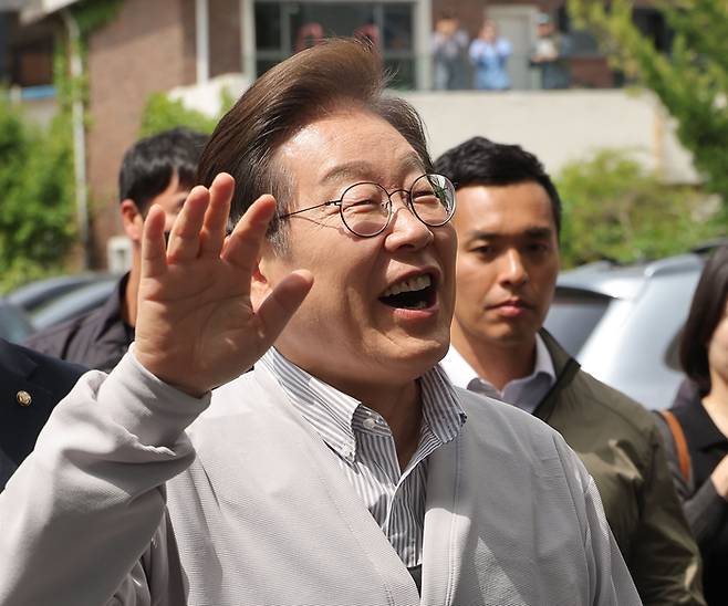 이재명 더불어민주당 대선 후보가 ‘골목골목 경청투어:국토종주편’에 나선 7일 전북 전주시 풍남문 앞 광장 인근에서 지지자 및 시민들에게 밝게 인사하고 있다. [사진 출처 = 연합뉴스]