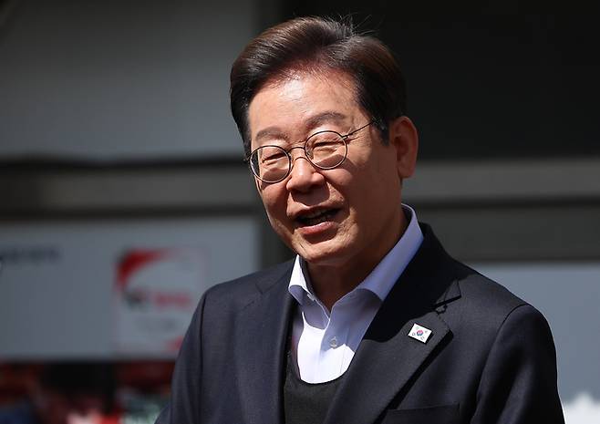 영남 신라벨트 골목골목 경청투어에 나선 더불어민주당 이재명 대선 후보가 10일 경남 창녕군 창녕공설시장을 찾아 즉흥 연설을 하고 있다.  [연합뉴스]