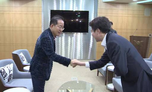 미국으로 출국하는 홍준표 전 대구시장이 10일 인천국제공항 귀빈실에 배웅 나온 이준석 개혁신당 대선 후보를 만나고 있다. [사진출처 = 연합뉴스]