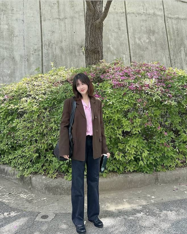 황우슬혜는 여유로운 산책길에 나선 듯한 편안한 분위기 속에서 브라운 톤의 오버핏 재킷을 자연스럽게 걸치고 있었다. 사진=황우슬혜 SNS