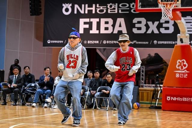 ‘댄스 유튜버’ 벽돌 할아버지가 멋진 공연으로 홍천 챌린저 개회식을 빛냈다. 사진=KXO 제공