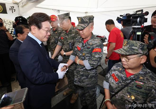 [서울=뉴시스] 황준선 기자 = 이재명 더불어민주당 전 대표가 18일 오전 서울 중구 청계광장에 마련된 故채수근 상병 순직 1주기 추모 시민분향소를 찾아 해병대 예비역 단체원들과 인사하고 있다. 2024.07.18. hwang@newsis.com /사진=황준선