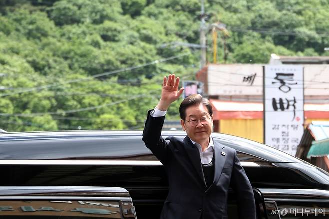 [의령=뉴시스] 조성우 기자 = 민심을 청취하는 '경청 투어'에 나선 이재명 더불어민주당 대선후보가 10일 경남 의령군 의령전통시장에 도착해 군민들에게 손을 흔들어 인사하고 있다. 2025.05.10. xconfind@newsis.com /사진=조성우