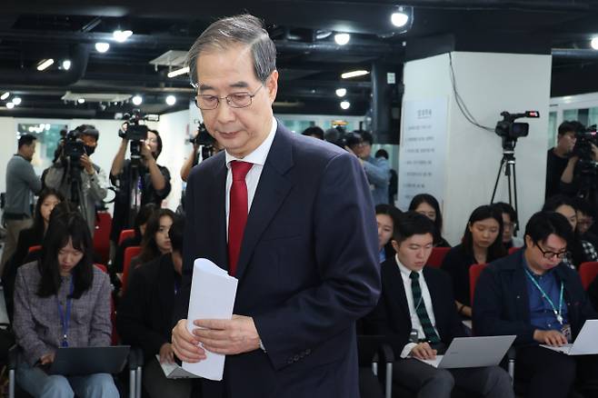 국민의힘에 입당한 한덕수 대선 예비후보가 10일 서울 여의도 중앙당사에서 현안 관련 긴급 기자회견을 마친 뒤 이석하고 있다. /사진=뉴스1