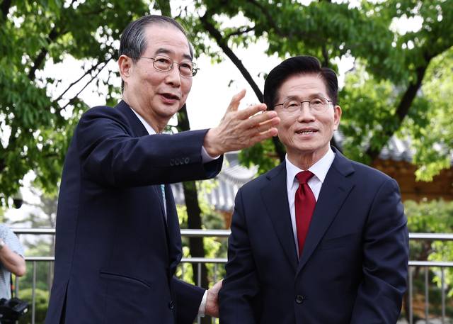 김문수 국민의힘 대선후보와 무소속 한덕수 대선 예비후보가 8일 서울 국회 사랑재에 위치한 커피숍에서 만나 회동하고 있다.  공동취재단