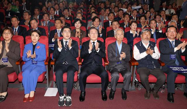 이재명(왼쪽 네 번째) 민주당 대선후보와 박찬대, 윤여준 상임총괄선거대책위원장을 비롯한 선대위원장들이 지난달 30일 국회 의원회관에서 열린 중앙선거대책위원회 출범식에서 박수를 치고 있다. 뉴시스