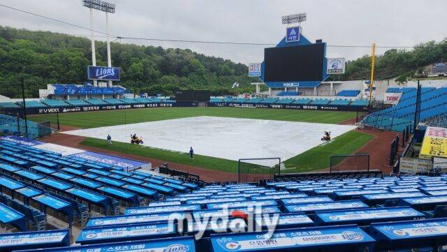 방수포가 깔린 대구 삼성 라이온즈 파크./대구=김경현 기자