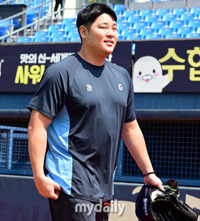 2024년 9월 1일 서울 잠실구장에서 '2024 신한 SOL Bank KBO리그, 롯데 자이언츠와 두산 베어스의 경기가 열렸다. 롯데 한현희가 훈련을 위해 그라운드로 나서고 있다./마이데일리