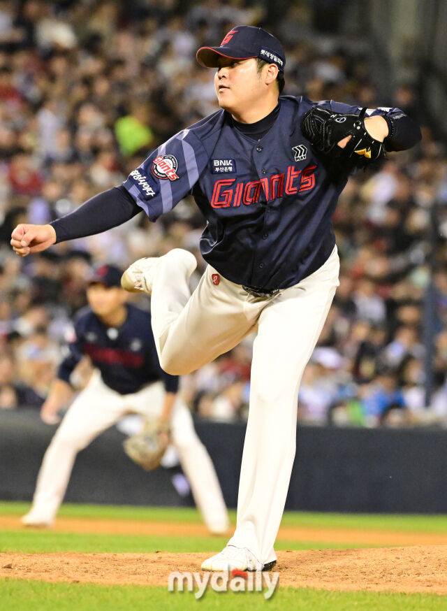 2024년 8월 14일 서울 잠실야구장에서 진행된 ‘2024 신한 SOL Bank KBO리그’ 롯데-두산의 경기. 롯데 한현희가 6회말 구원 등판해 역투를 펼치고 있다./마이데일리