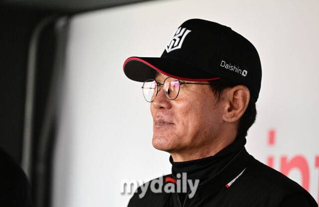 2025년 3월 25일 오후 경기도 수원KT위즈파크에서 '2025 신한 SOL뱅크 KBO 리그' 두산 베어스와 KT 위즈의 경기가 열렸다. KT 이강철 감독이 미소를 짓고 있다./마이데일리