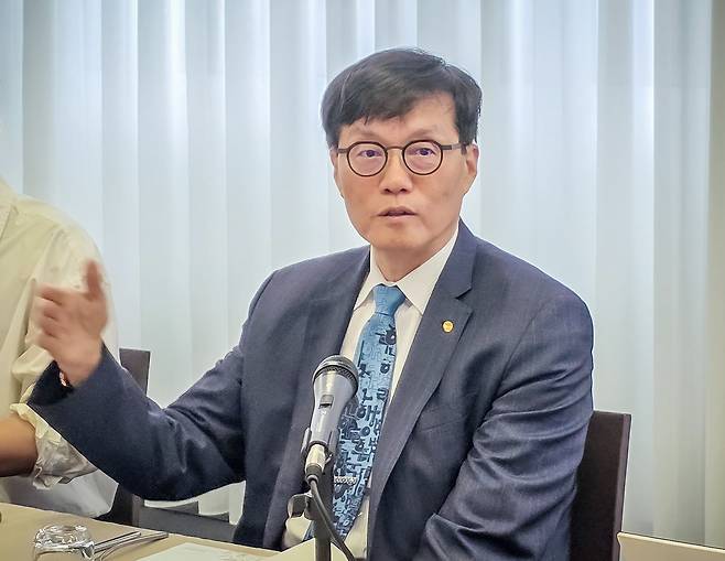 이창용 한국은행 총재가 5일 오전(현지시간) 아시아개발은행(ADB) 연차총회 참석차 방문한 이탈리아 밀라노의 한 호텔에서 기자들과 간담회를 하고 있다. [한국은행 제공]