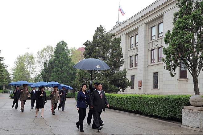 북한 노동당 기관지 노동신문은 10일 김정은 국무위원장이 전날 전승절 80주년을 맞아 딸 김주애와 함께 러시아대사관을 축하방문했다고 보도했다.  김 위원장과 딸 주애가 러시아대사관으로 이동하고 있다. [평양 노동신문=뉴스1]