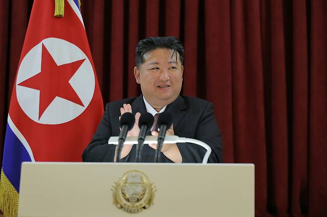 북한 노동당 기관지 노동신문은 10일 김정은 국무위원장이 전날 전승절 80주년을 맞아 딸 김주애와 함께 러시아대사관을 축하방문했다고 보도했다.  김 위원장이 축하연설을 하는 모습. [평양 노동신문=뉴스1]
