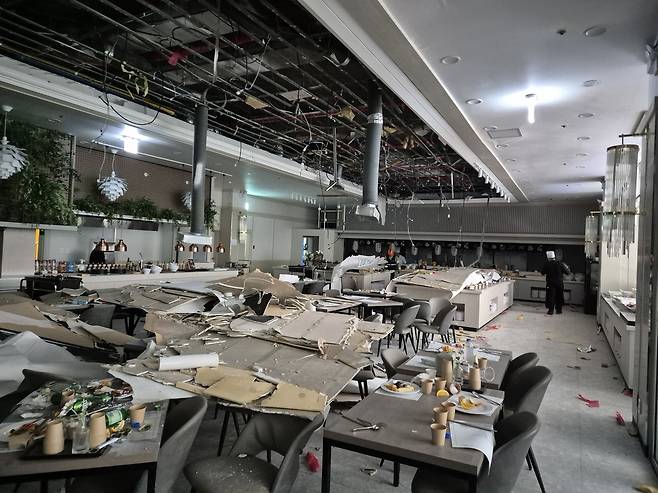 천장 마감재가 떨어진 천안 웨딩홀 연회장 [충남 천안동남소방서 제공]