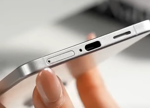 삼성 갤럭시 S25 엣지 [유튜브 @UBTunboxing 갈무리]