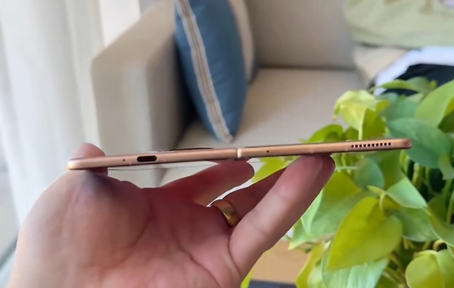 아너의 9.2㎜ 두께의 폴더블폰 ‘아너 매직 V3’ [유튜브(@Techtics) 갈무리]