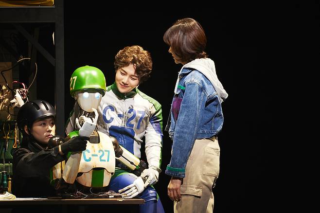 천선란 작가의 SF소설 ‘천 개의 파랑’을 기반으로 하는 뮤지컬 ‘천 개의 파랑’ 한 장면 [서울예술단 제공]