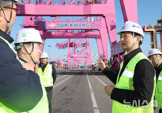 [인천=뉴시스] 전진환 기자 = 안덕근(오른쪽) 산업통상자원부장관이 2일 오후 신년을 맞아 인천 연수구 인천신항 선광신컨테이너 터미널을 찾아 수출현장을 점검하고 있다. 2025.01.02. amin2@newsis.com